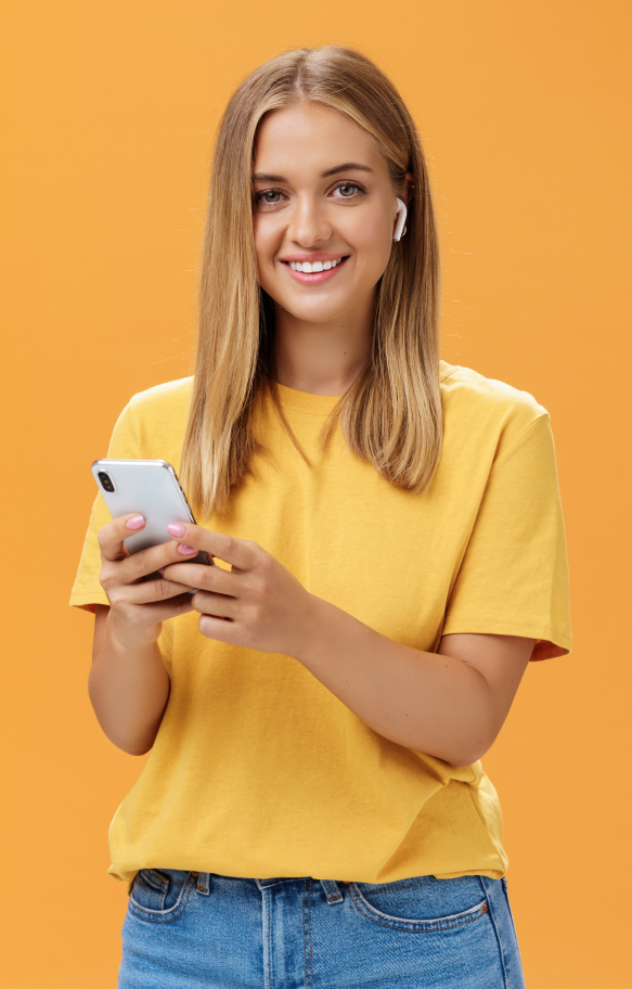 Imagem mulher usando Celular